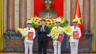 President Luong Cuong presents decision to promote to the rank of Senior Lieutenant General to the leader of the Ministry of Public Security
