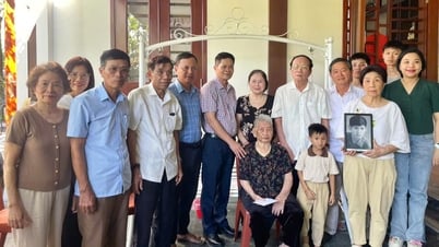 Presenting gifts to Vietnamese Heroic Mother Nguyen Thi Chau in Hung Nguyen