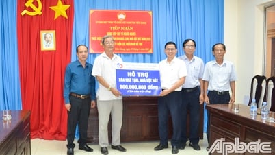 Tien Giang: Southern Power Corporation donated 900 million VND to eliminate temporary and dilapidated houses.