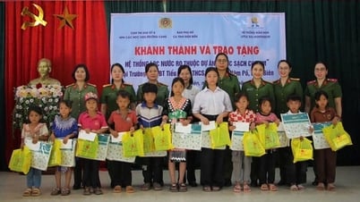 Phụ nữ các học viện, trường Công an tặng “Nước sạch cho em” ở Điện Biên